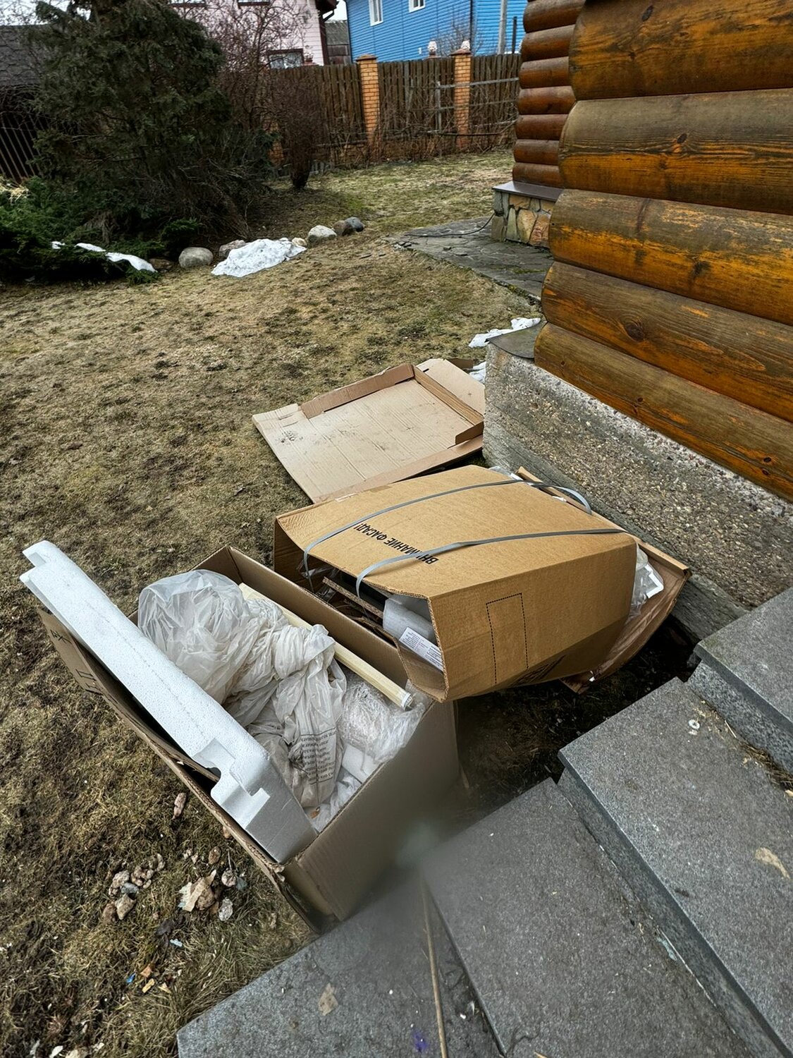 монтаж септика, в мусорке, установка септика, во дворе дома, мусор на улице