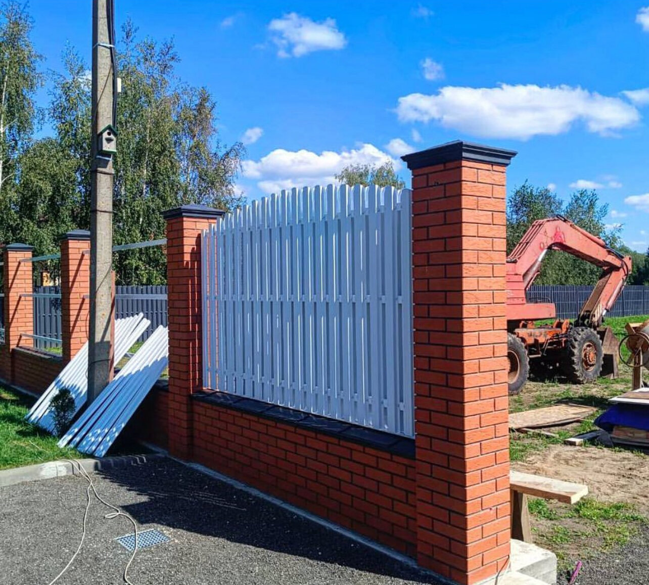 металлический штакетник для забора, забор, забор из металлического штакетника, забор кирпичные столбы и евроштакетник, металлоштакетник забор