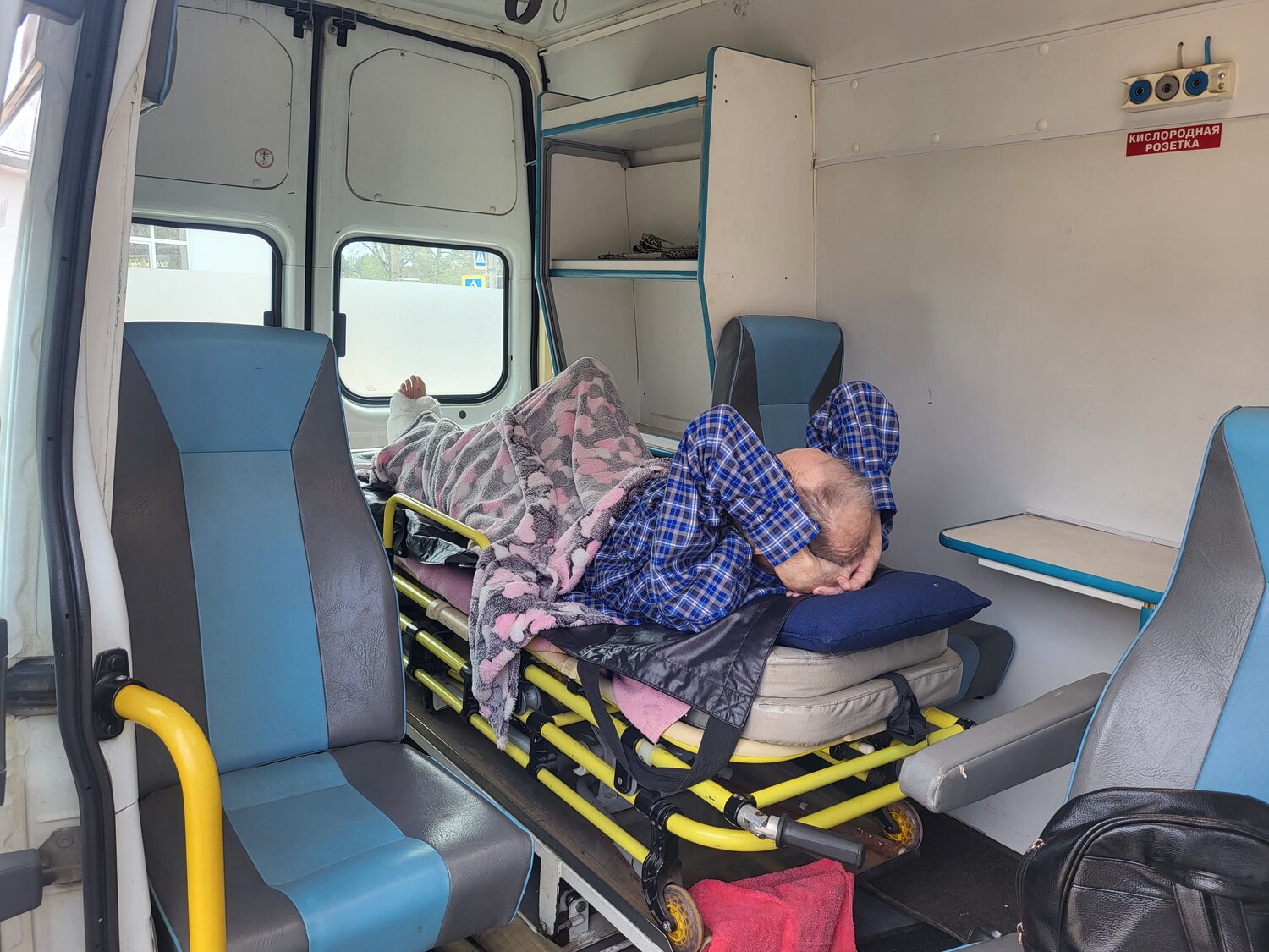 перевозка лежачих больных, транспортировка лежачих больных, автомобиль скорой медицинской помощи, оказание скорой помощи, машина скорой