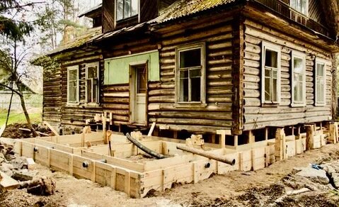 реконструкция старых деревянных домов, реконструкция деревянного дома, старый деревянный дом, фундамент деревянного дома, фундамент под деревянный дом