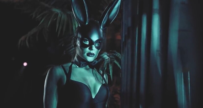 catwoman 2004 halle berry, девушка в маске зайца, catwoman холли берри, девушка в неоновой маске, девушка с маской