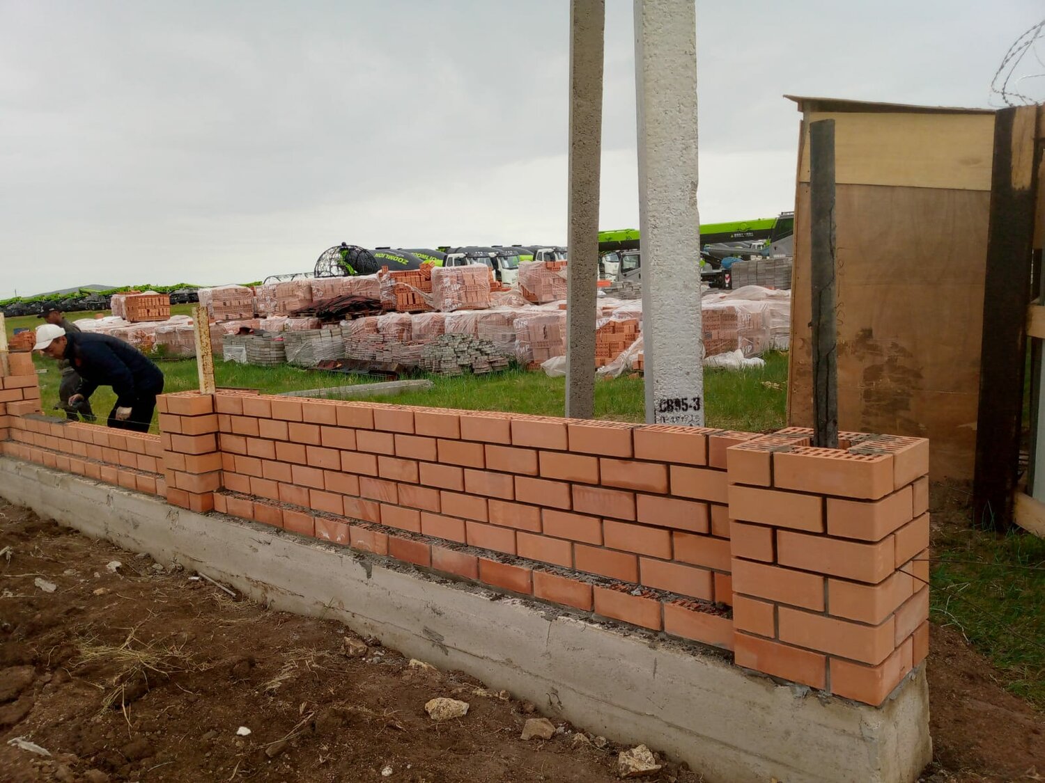 кладка забора из кирпича, заборные столбы из кирпича, кирпичные заборы, забор из кирпича, кирпичные столбы для забора