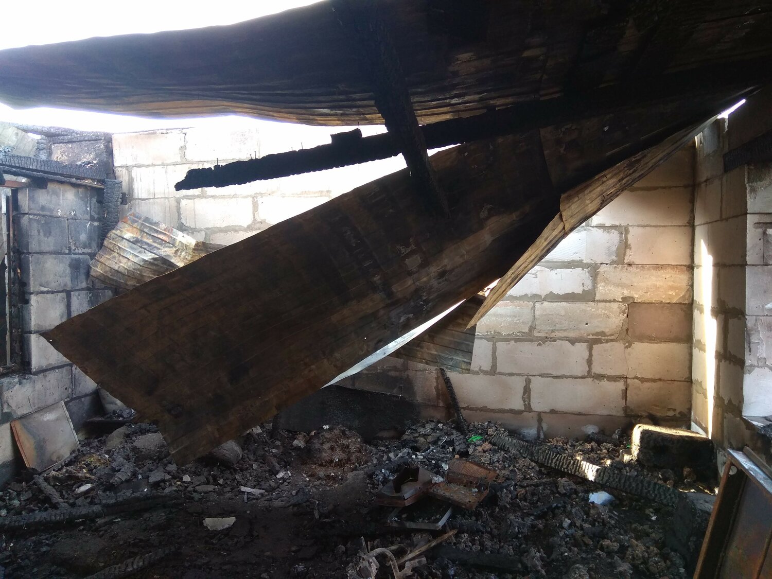 здание, сгоревший дом, пожар в доме, пожар, гольмовский донецкая область обстрел