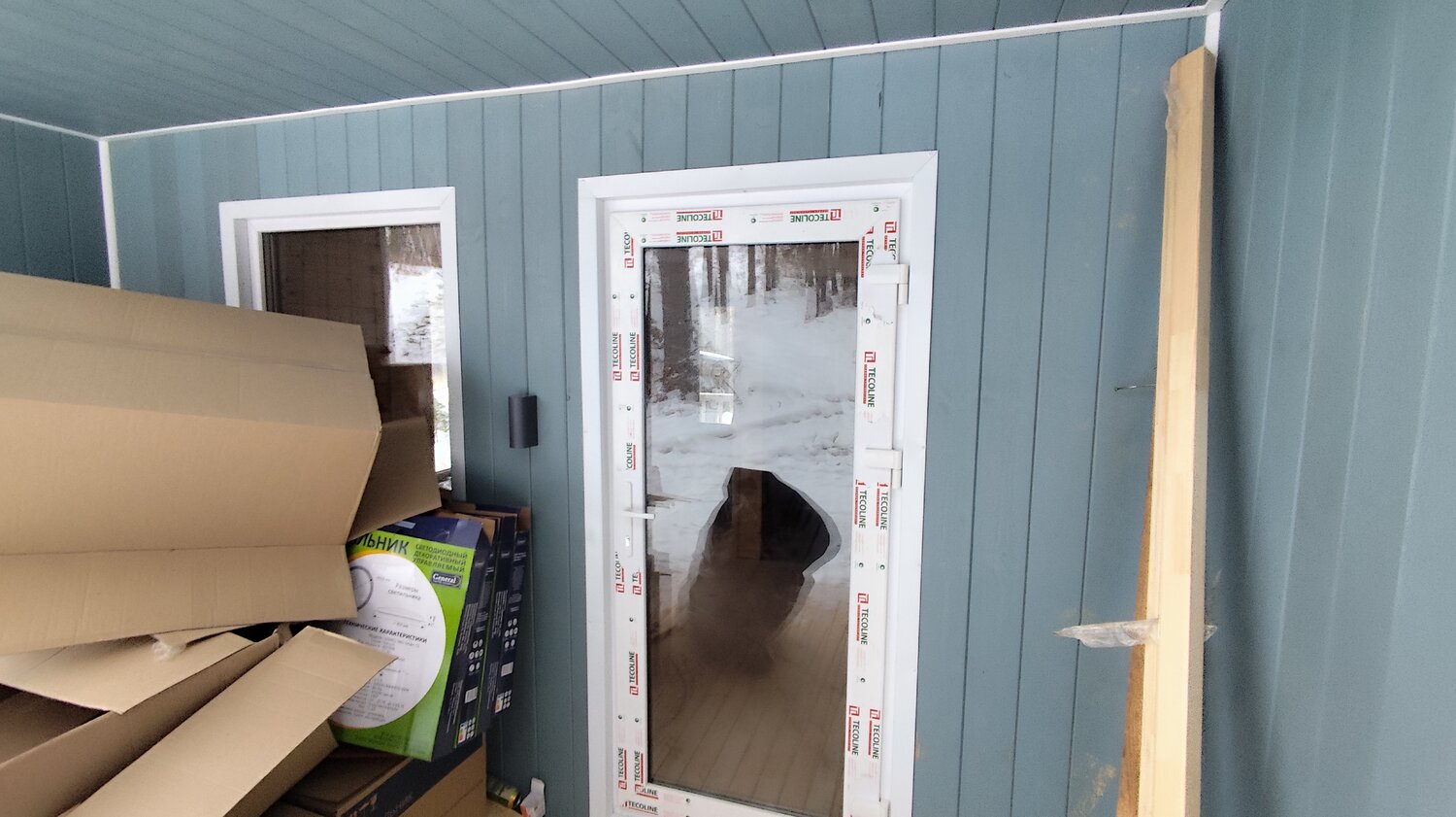 окна в каркасном доме, финские входные двери jeld-wen, монтаж окна в каркасном доме, монтаж пластиковых окон в каркасном доме, околооконная планка для сайдинга монтаж