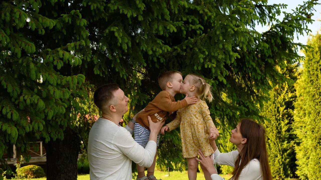 семейная фотосессия, семейная фотосессия на природе, фотосессия семьи на природе, образ для семейной фотосессии на природе, семейная фотосессия в парке