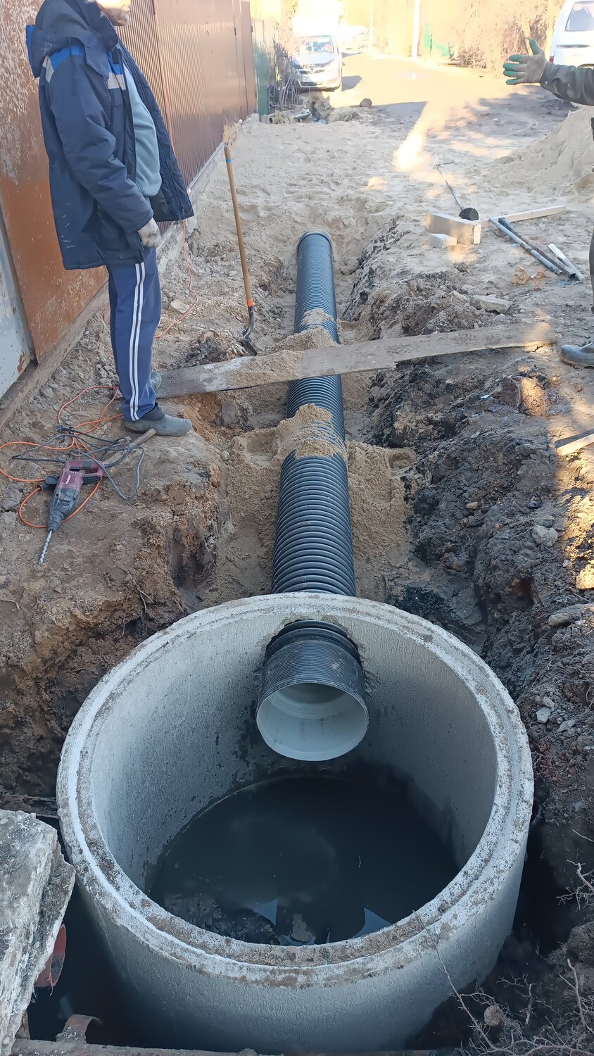 канализационные колодцы, труба для ливневой канализации к2 400, колодец для ливневой канализации, набивка лотка канализационного колодца, монтаж септика