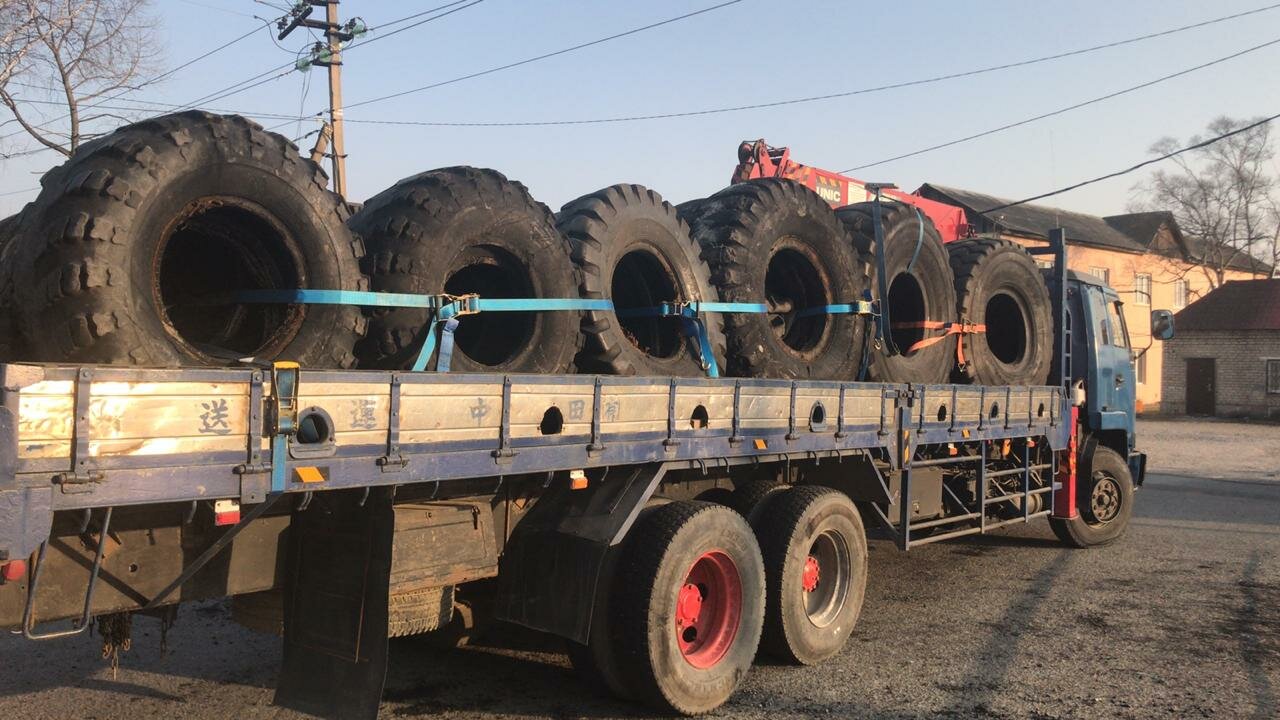 полуприцеп контейнеровоз 20 футов 2 оси, полуприцеп для перевозки шин, полуприцепы контейнеровозы 20 футов чмзап, полуприцеп контейнеровоз 20 футов, транспортировка крупногабаритных колес
