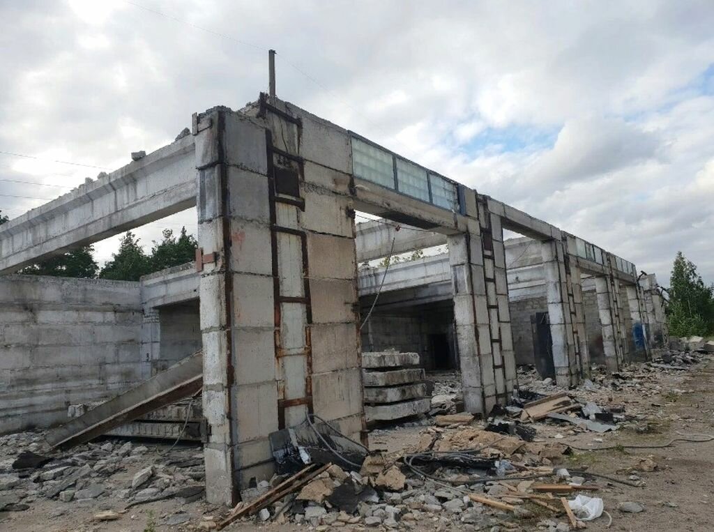 недостроенный гараж, монолитные балки, здание, балка перекрытия над воротами гаража, строительство