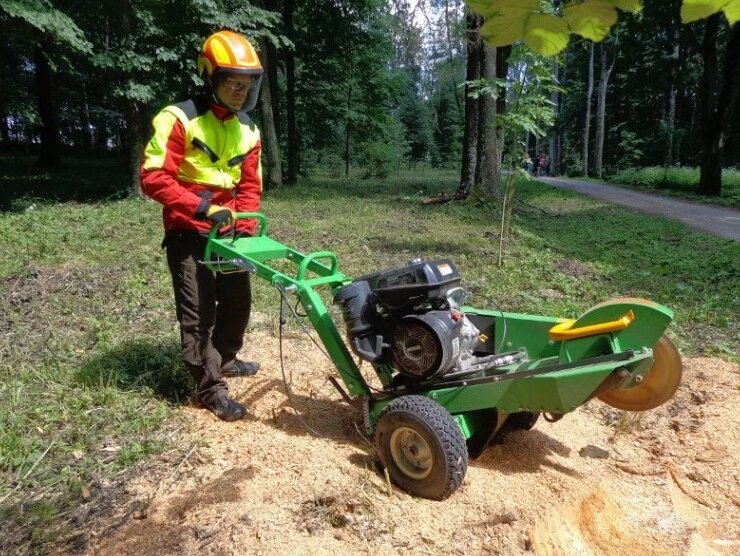измельчитель пней, измельчитель пней laski f450/25, измельчитель пней laski f460e/27, корчевание пней пнедробилкой, измельчитель пней laski f450 27 ae