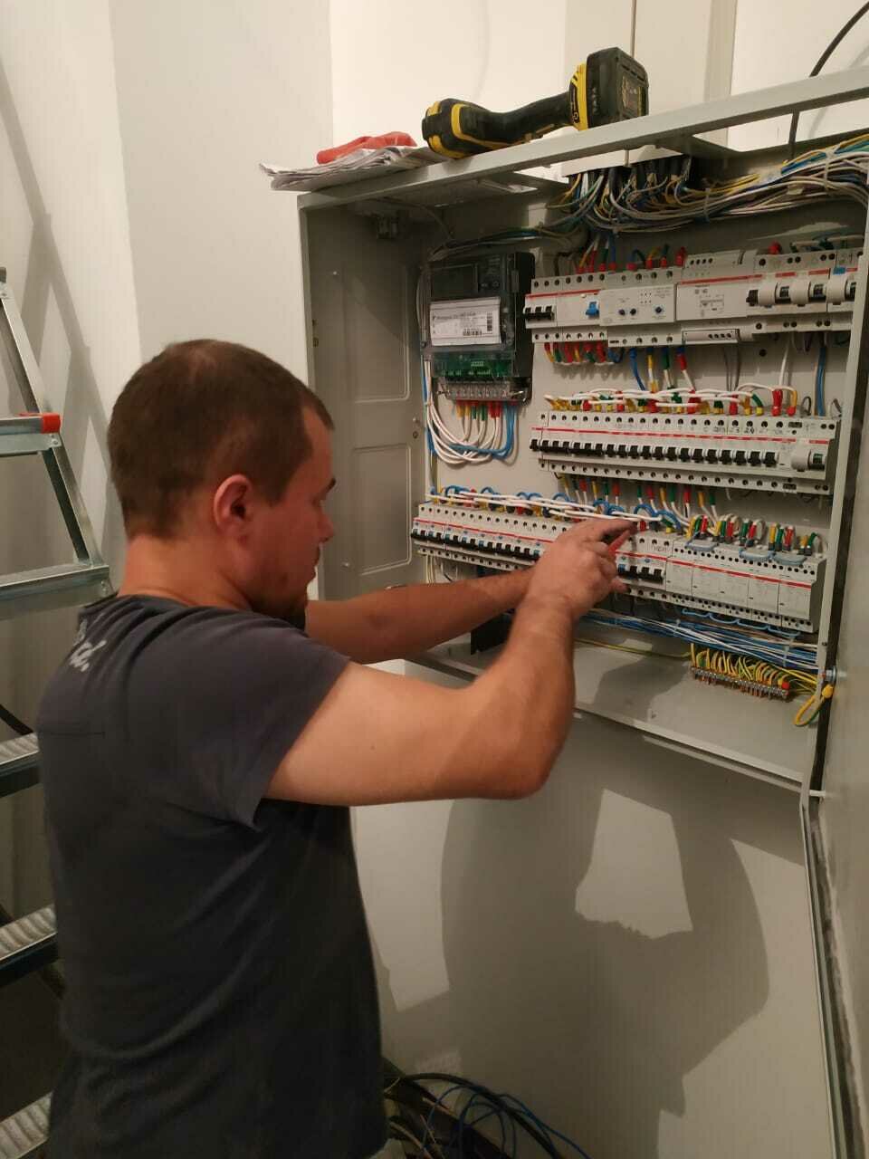 электромонтаж, электромонтажные работы, автоматика и телемеханика, служба электрика, электромонтажник расключник