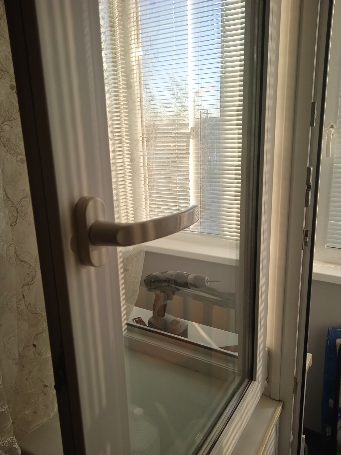 окна, пластиковое окно, окно с форточкой, открытое окно многоэтажки, пластиковые двери балконные механизмы