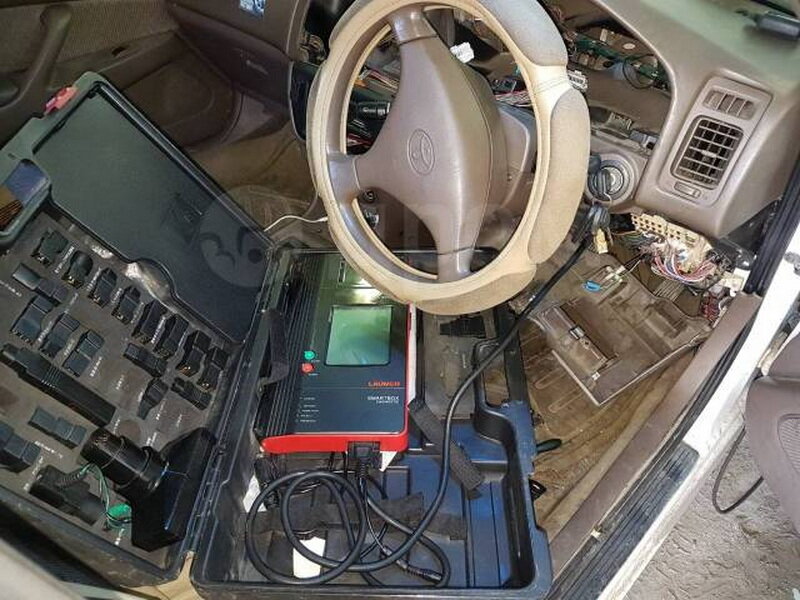 автоэлектрик в салоне машины вверх ногами, toyota camry sv30 интерьер, блок сигнализации уаз патриот, компьютерная диагностика автомобиля, чип тюнинг уаз патриот