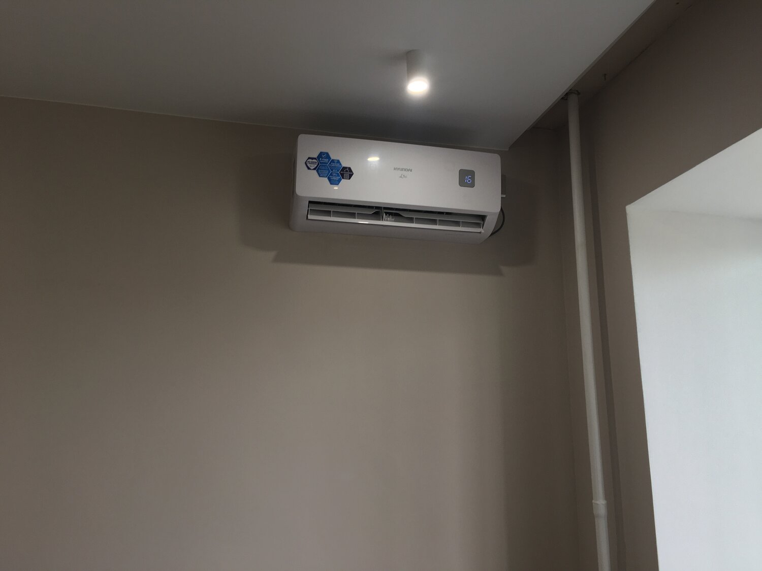 кондиционер, кондиционер в панельках, кондиционеры mdv mdsa-12hrfn1 indoor, сплит система на кухне, кондиционер supra inverter essential plus sa12gbdс