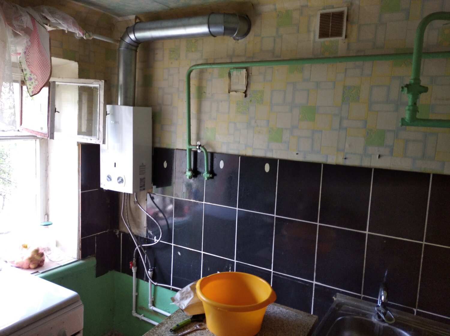 квартира, в доме, жилье, газовая колонка над раковиной, комната
