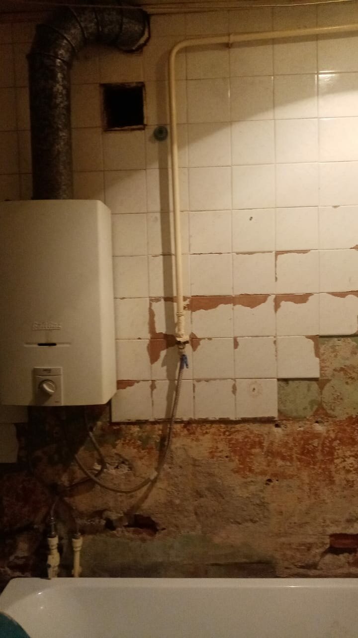 газовая колонка и газовый котел в одном помещении, газовая колонка, крепление газовой колонки, газовая колонка уруп, настенный котел в ванной