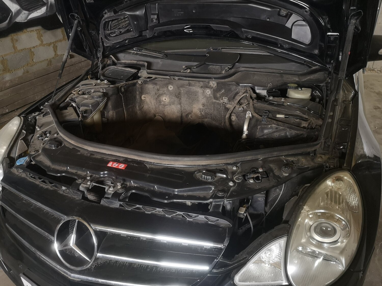 моторный отсек мерседес gl350, гбо на mercedes benz gl 5.5, mercedes ml w164 под капотом, тойота форчунер 2020 газовые упоры капота, подкапотное пространство gl164