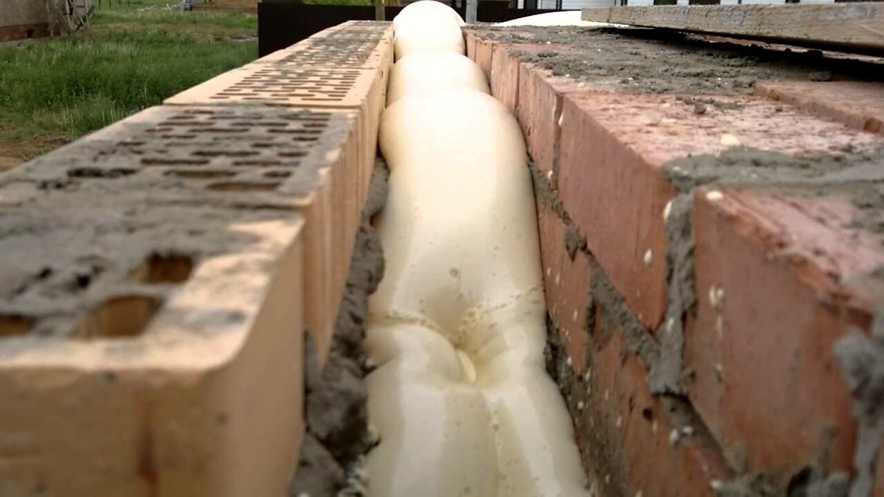 заливочный пенополиуретан, колодезная кладка с пенополиуретаном, заливной утеплитель, утепление пеноизолом, кладка