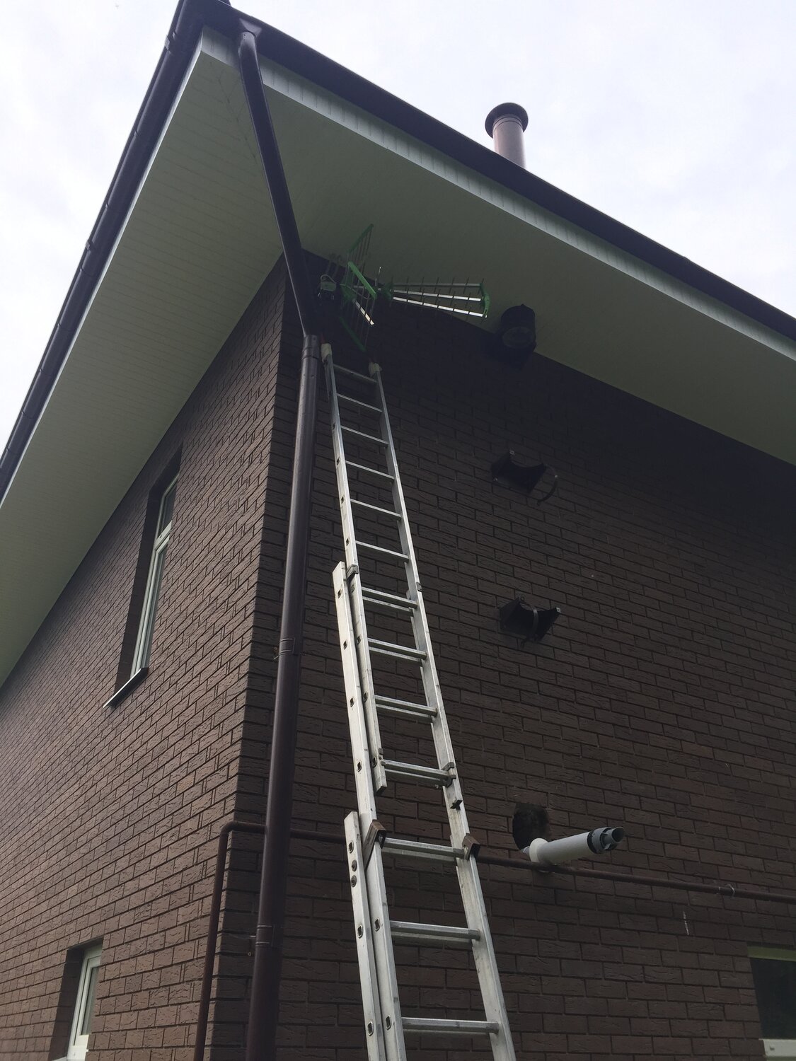 наружный дымоход, крепление наружного дымохода, дымоходы через свес, вентиляция в частном доме, дымоход двухэтажный