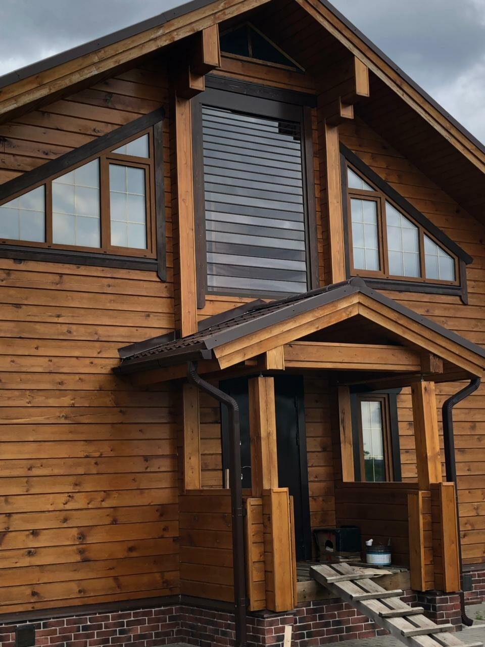 окна в деревянном доме, окна в загородном доме, окна в доме из бруса, деревянный дом, дом из сруба