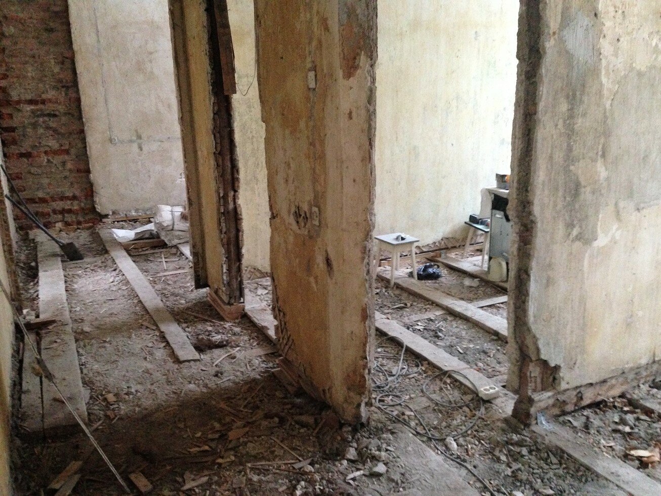 сносим перегородки в сталинке, демонтаж старого фонда, демонтаж пола в сталинке, демонтаж стен в хрущевке, хрущевка до ремонта
