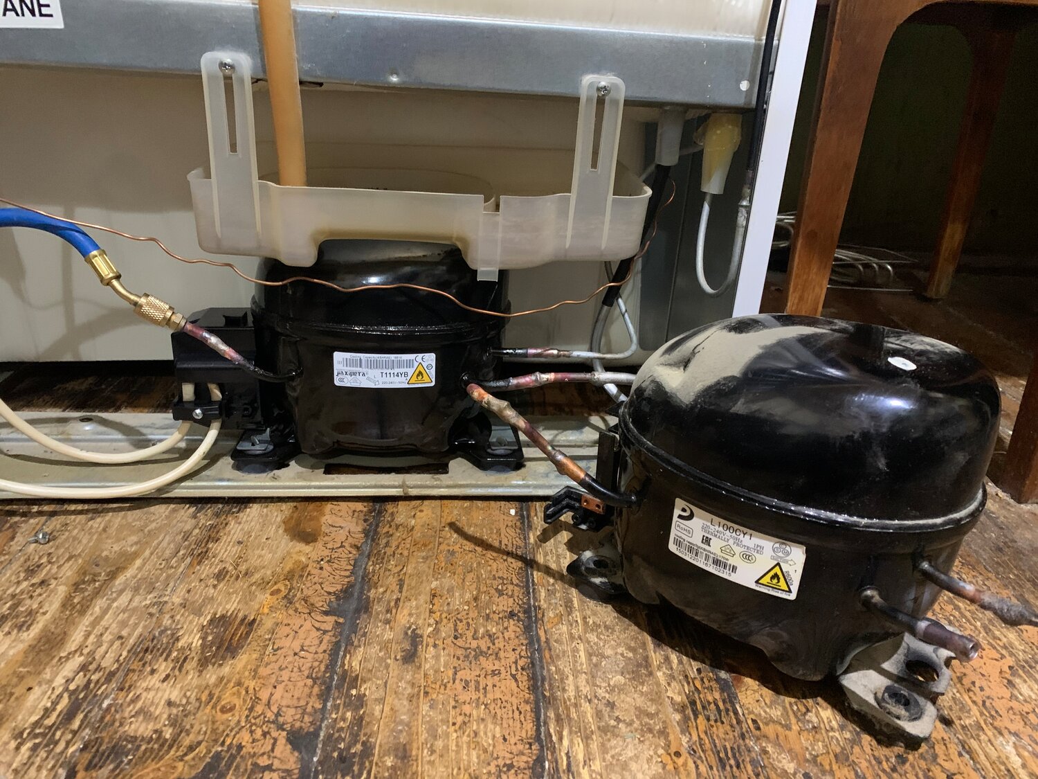 холодильник транспортные распорки аристон hotpoint 6180, холодильник, реле компрессора холодильника индезит 18fnf, мотор компрессор, марка компрессора для холодильника бирюса 130rs