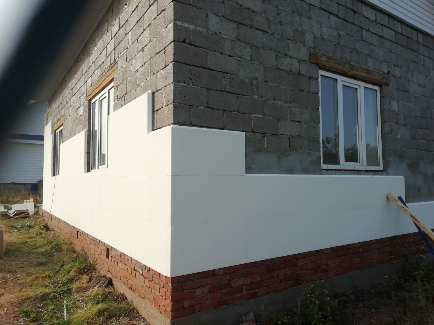 цоколь дома из газобетона отделка снаружи, мокрый фасад для газобетона, мокрый фасад, дом обшитый стеновыми панелями под кирпич, загородный дом
