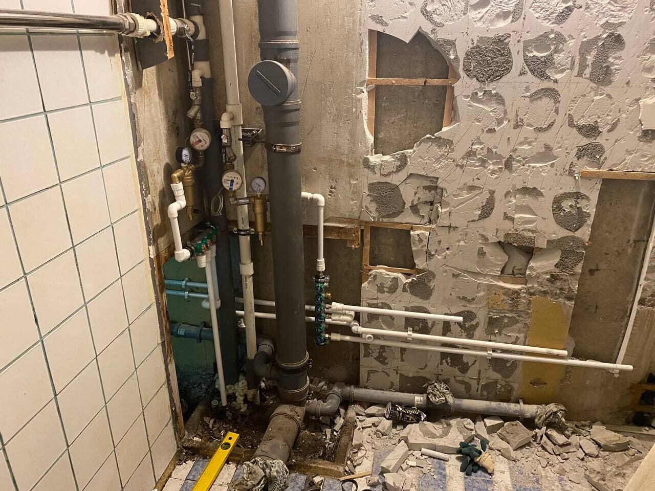 разводка труб в сталинке, канализационные трубы в квартире, трубы в санузле, канализационные трубы в хрущевках, водопровод и канализация в квартире