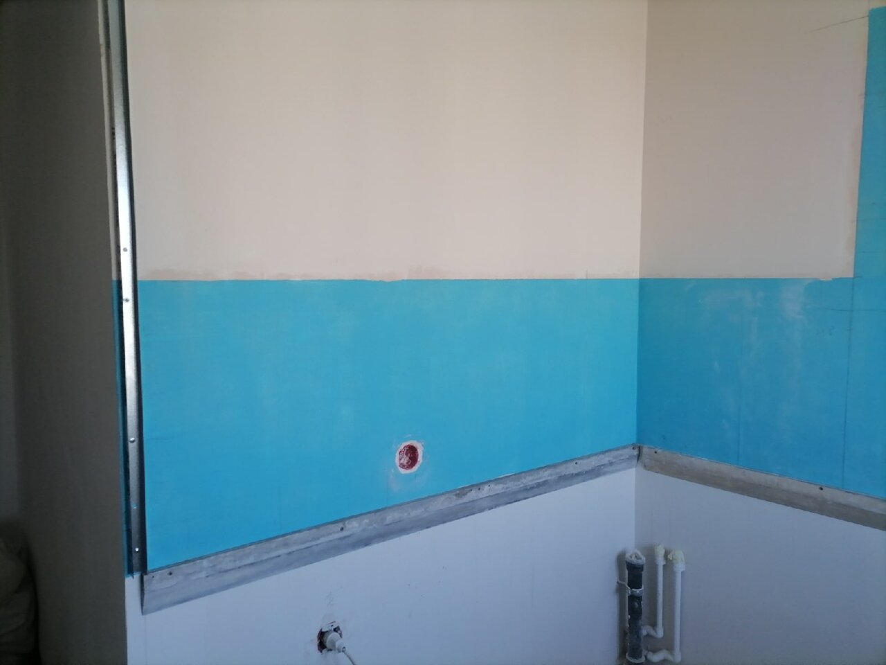 квартира, стен, обмазочная гидроизоляция на стенах санузла, газовая труба под плиткой, евроремонт