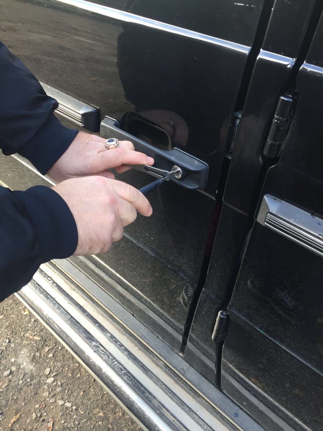 угон автомобиля, вскрытие машины без ключей, отходит дверь автомобиля, натяжители на двери автомобиля, евроручки 2115