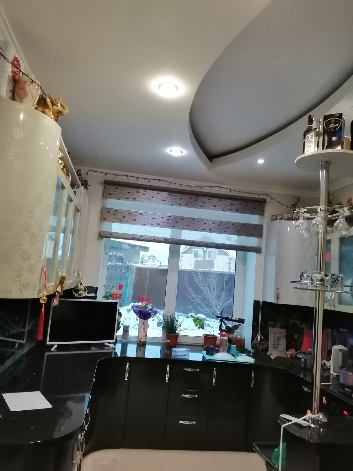 натяжной потолок на маленькой кухне, двухуровневые натяжные потолки в кухню-студию, квартира, двухуровневый потолок в студии, цветной натяжной потолок на кухне