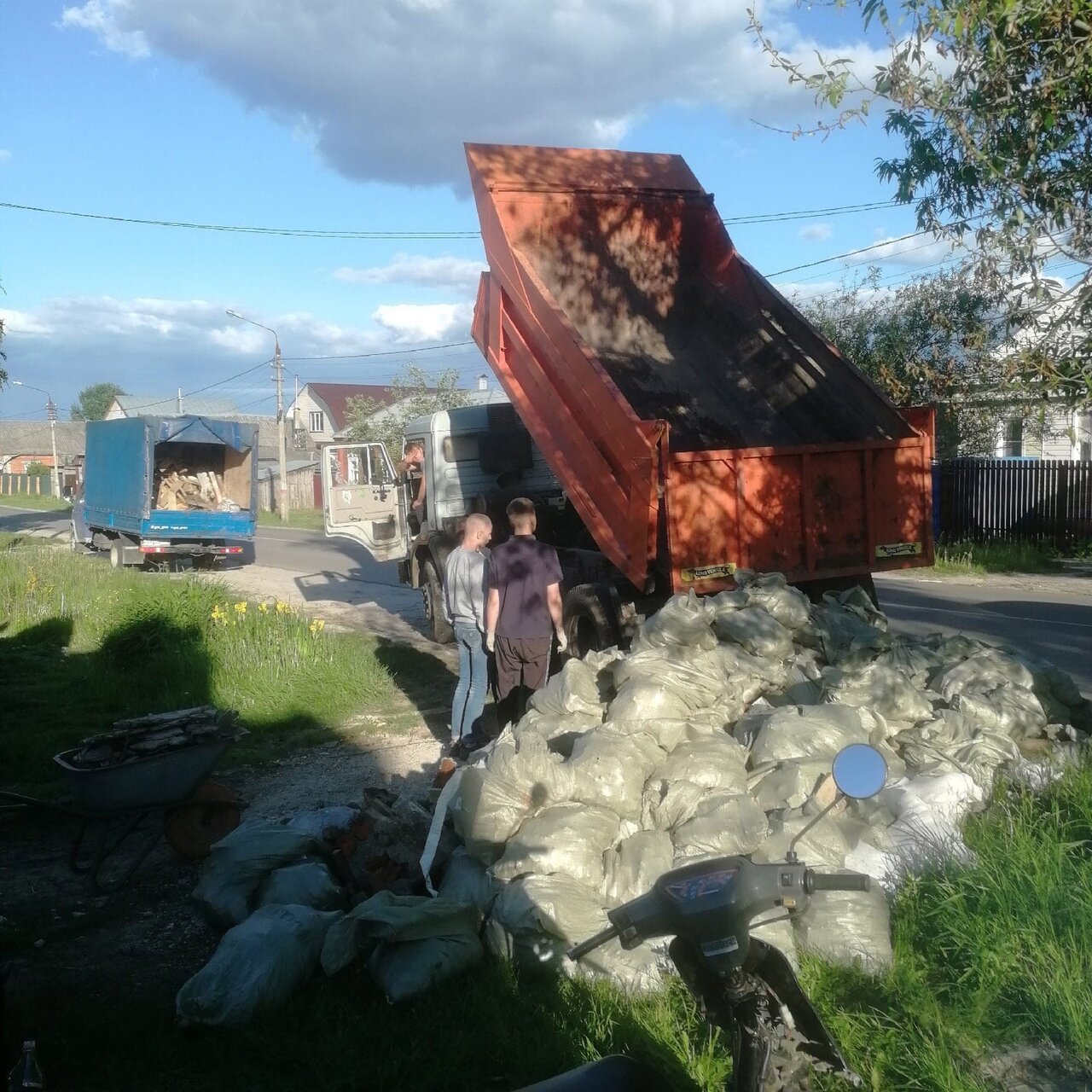 в селе, в деревне, здание, техника, улица