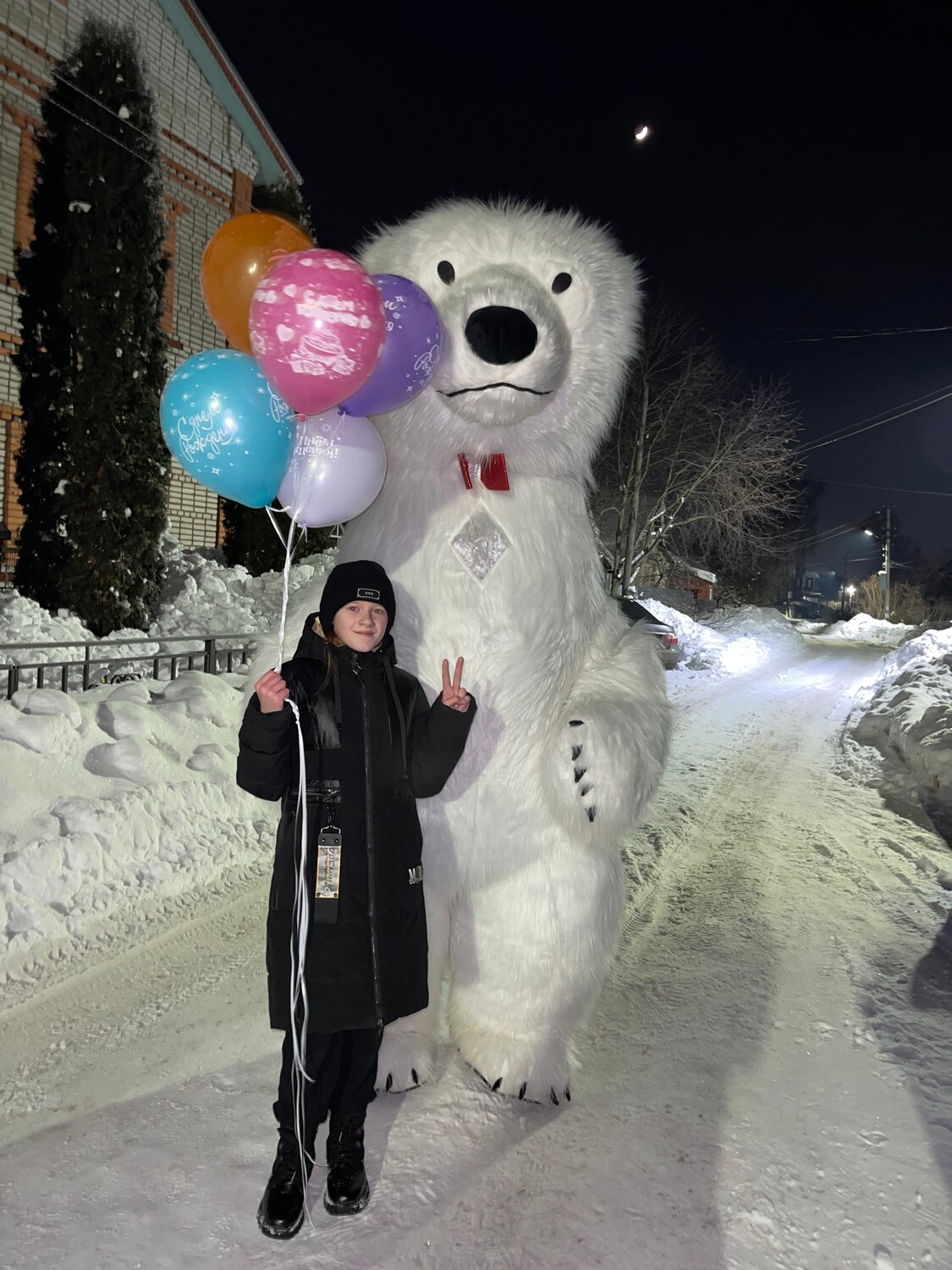 человек, большие ростовые мишки, белый мишка, белый медведь, медведь