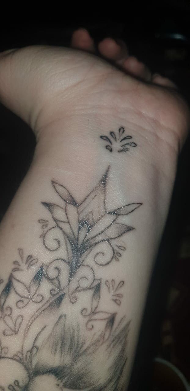 тату тонкий цветок, tattoo, татуировки модные, идеи татуировок, цветы татуировки