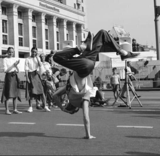 человек, молодежь на улице танцуют брейк, стили танцев, танцы, брейк на улице