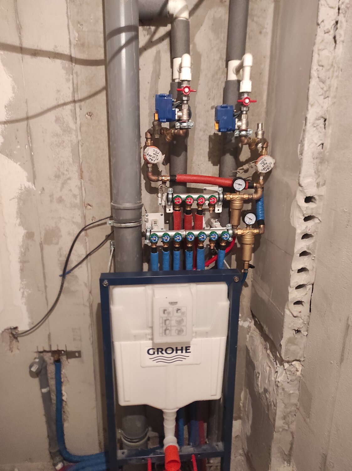 инсталляция водоснабжения, разводка сантехники, сантехника, коллекторная разводка труб, коллекторный узел за инсталляцией