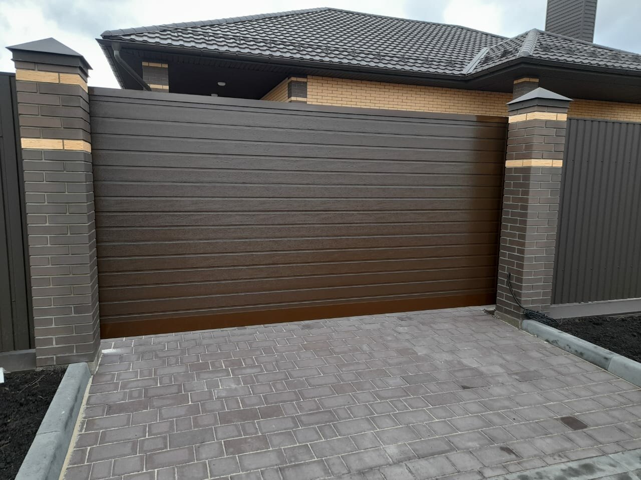 откатные ворота алютех ads400, ворота откатные, алютех откатные ворота ads400 филенка, алюминиевые откатные ворота алютех, откатные ворота алютех 8017