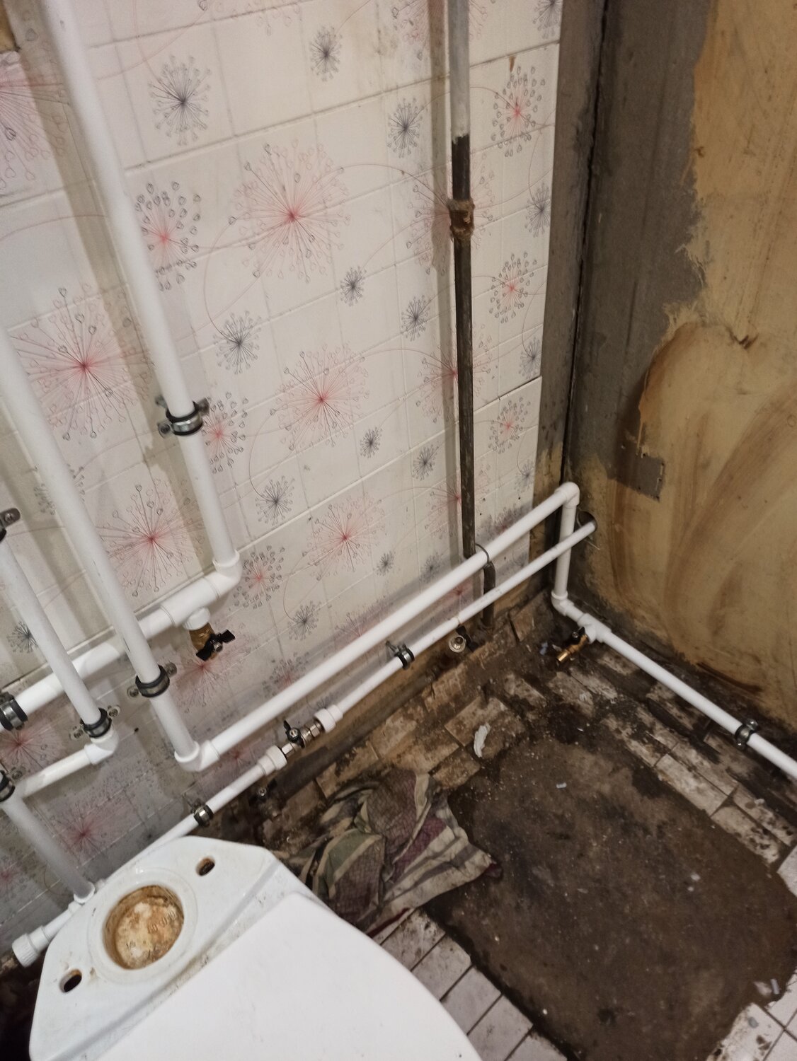разводка полипропиленовых труб в ванной комнате, водоснабжение в ванной комнате, трубы для сантехники в квартире, прокладка труб водоснабжения в квартире, пластиковый водопровод в ванной