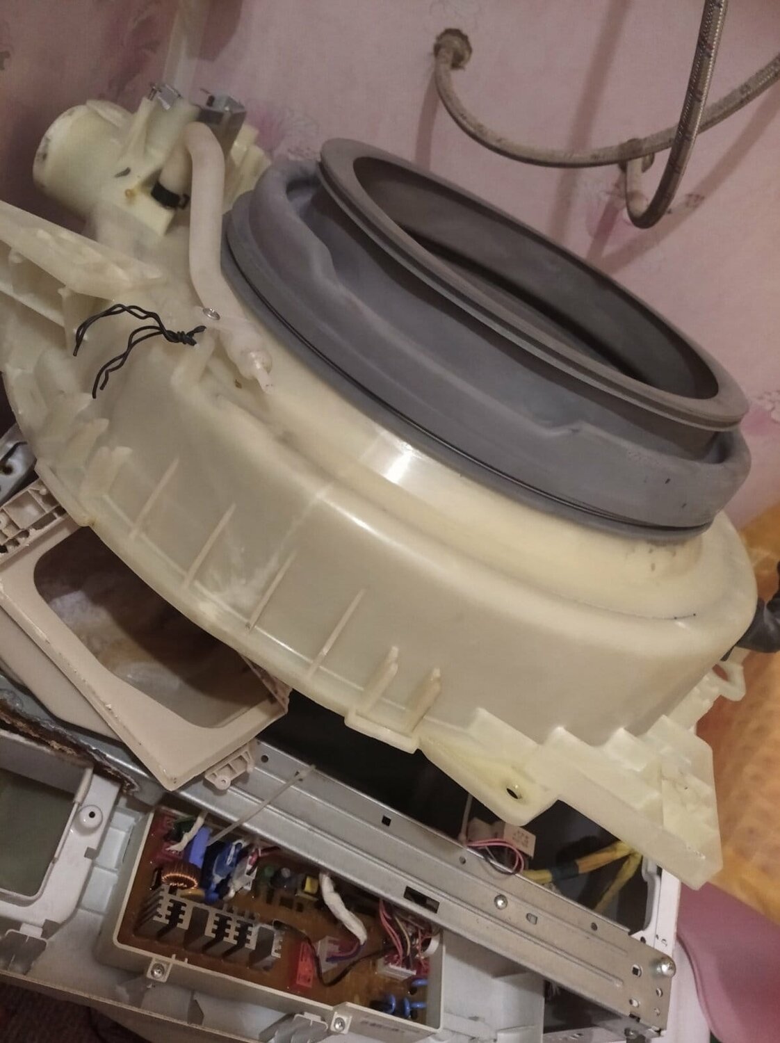 бытовая техника, бак стиральной машины индезит на защелках, indesit wiue10 стиральная машина бак, распиленный бак стиральной машины индезит, стиральная машина