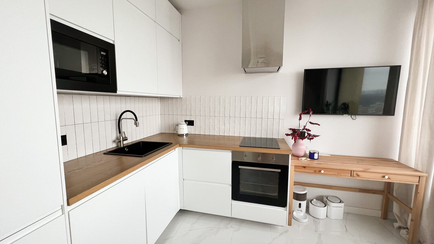 белая кухня угловая современная, угловая белая кухня, белая кухня, маленькая кухня белая, белая угловая кухня с телевизором