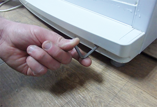 перевесить дверь холодильника indesit sb1670.028, перевесить дверцу холодильника атлант, перевесить дверь холодильника indesit, перевесить дверь морозильной камеры атлант, холодильник индезит