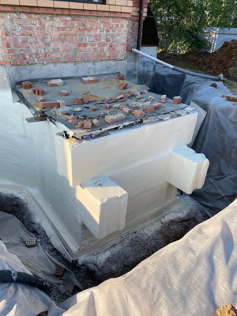 дренажная система фундамента, гидроизоляция цоколя снаружи, фундамент из ппу, гидроизоляция крыльца, гидроизоляция фундамента