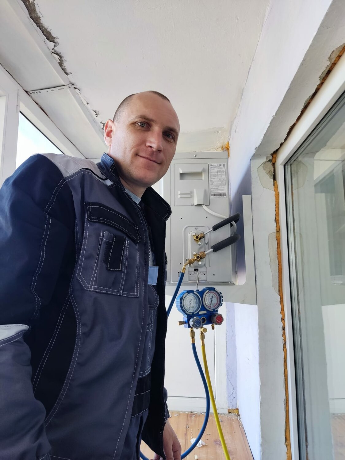 работа электрика, электромонтажник, человек, мужчина, услуги электрика