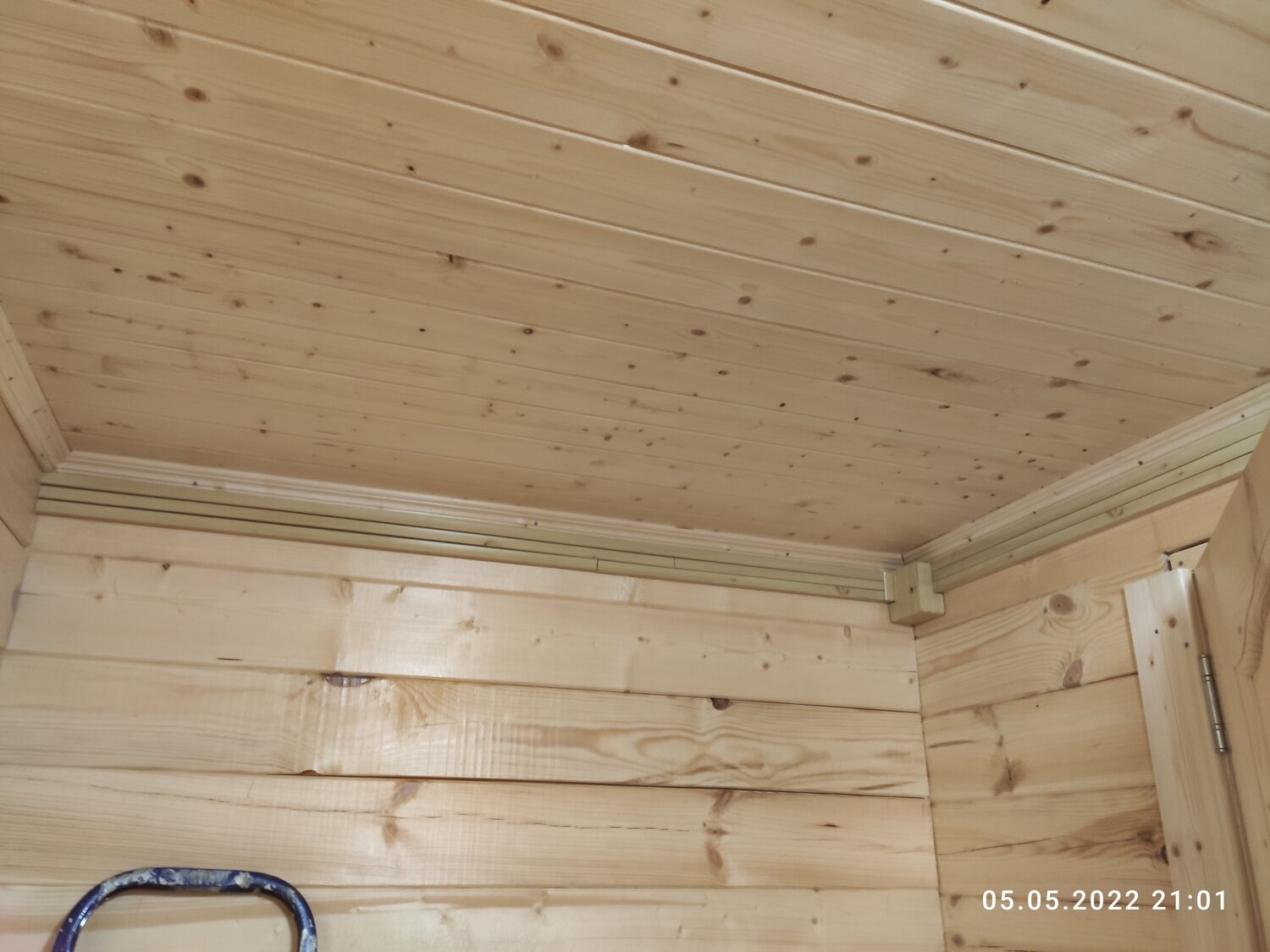 наружная электропроводка в деревянном доме, электропроводка в деревянном доме, проводка в деревянном доме, электрика в кабель каналах в деревянном доме, электропроводка в деревянной бане