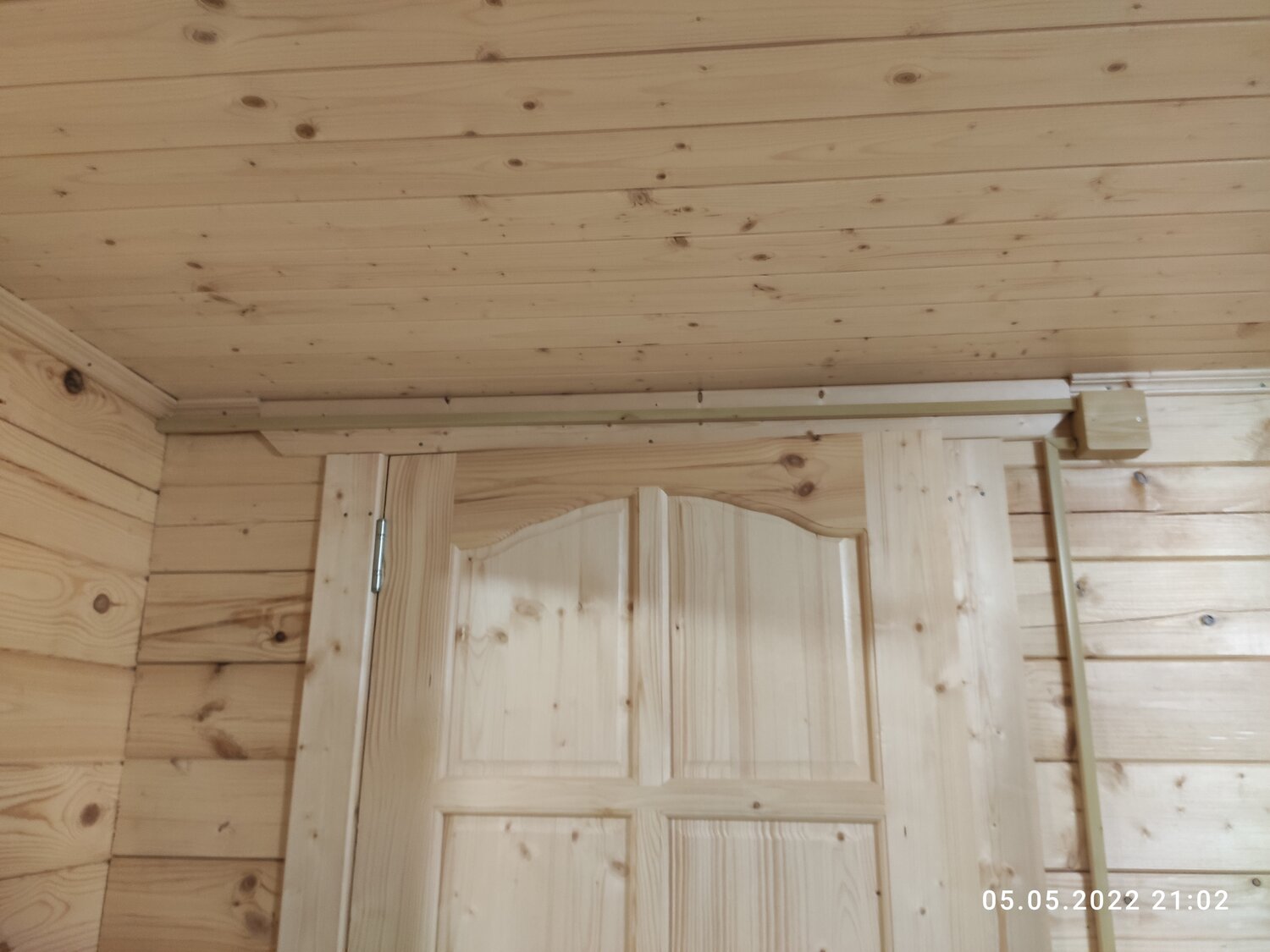 электропроводка в деревянном доме в кабель канале, наружная электропроводка в деревянном доме в кабельканале, проводка в деревянном доме, открытая проводка в деревянном доме в кабель каналах, электропроводка в деревянном доме