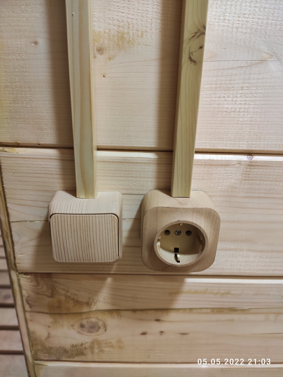 выключатели в деревянном доме, розетки в деревянном доме, розетка legrand 782271 quteo, розетки под дерево, электропроводка в деревянном доме