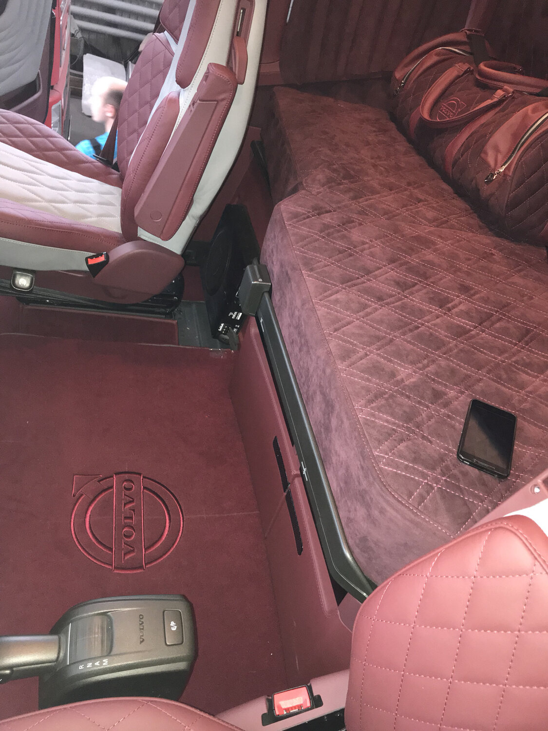 обшивка салона вольво fh13, мерседес вито салон кожаный люкс, rolls royce phantom бежевый салон, мультивен фольксваген vip, volkswagen multivan 6.1 перешив салона