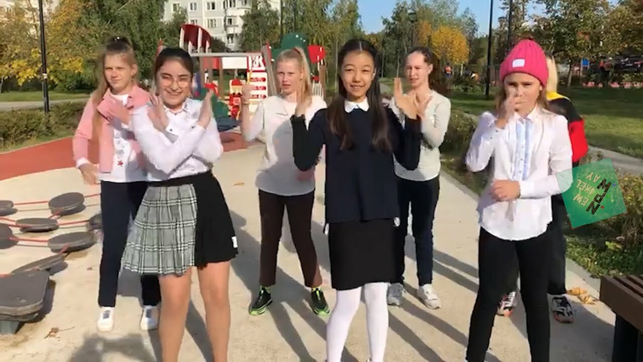 в школе, первый день в школе, девочка, поздравление учительнице, бабаюртовский район село бабаюрт школа номер 2