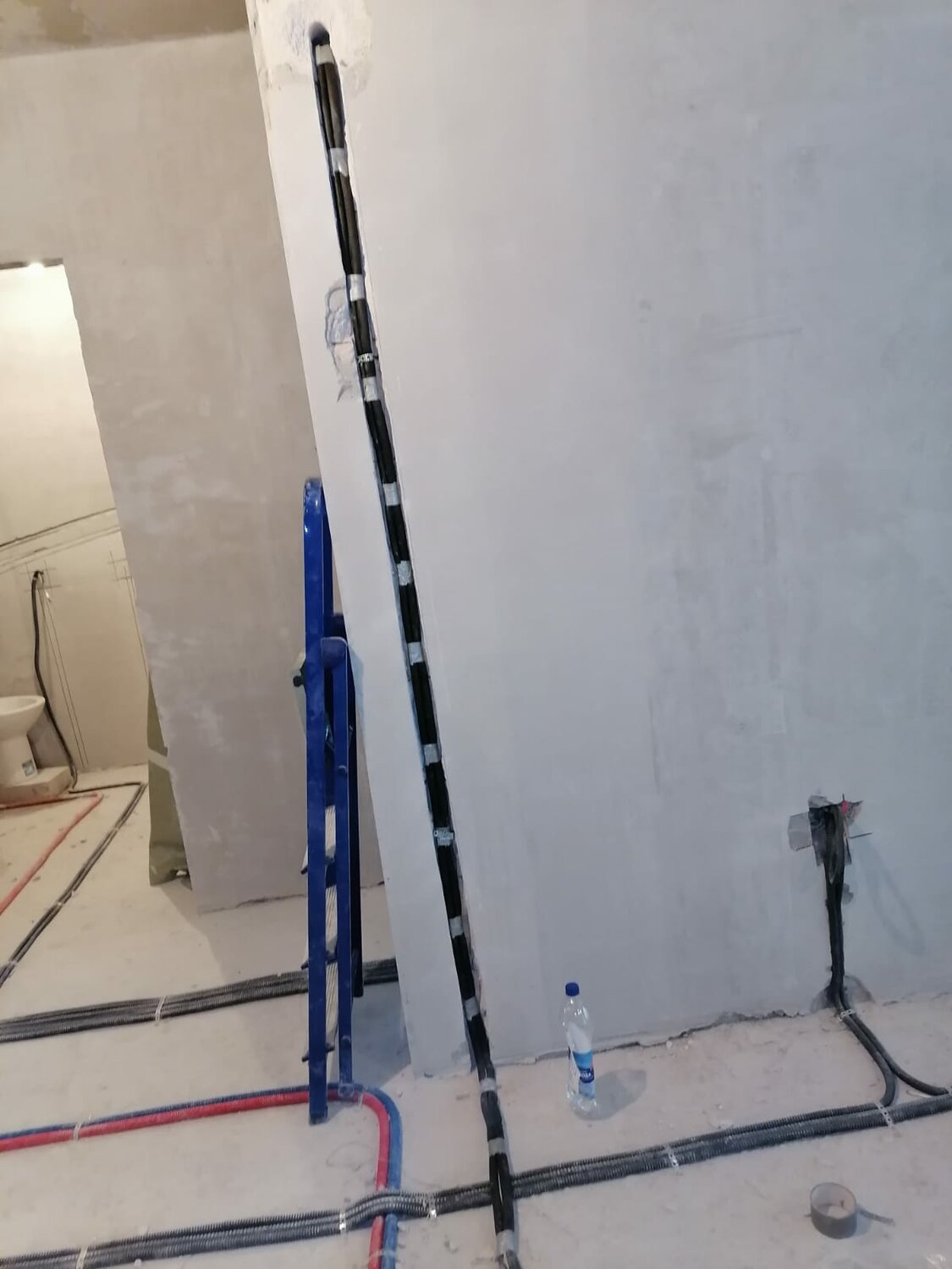 разводка труб, электромонтаж штробление, монтаж труб, прокладка кабеля в штробе, электромонтажные работы