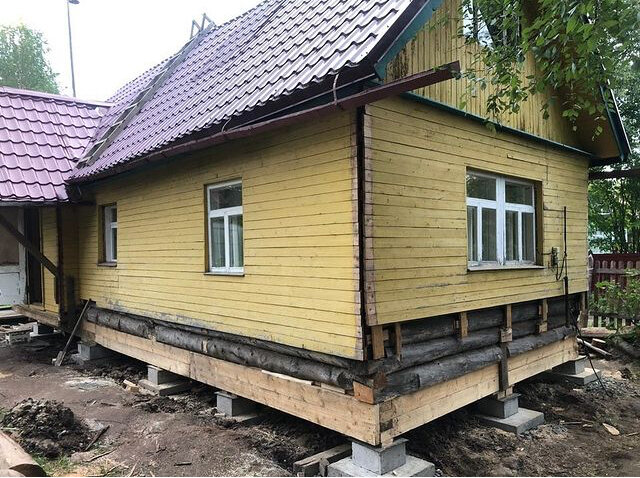 Подъём дома и замена гнилых венцов
