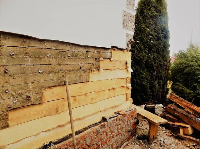 Подъём дома и замена гнилых венцов